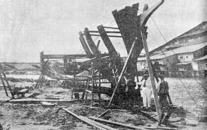 Astillero de Astudillo y Compañía en el río Almendares. Goleta número 1 al segundo día de ponérsele la quilla (Ca. 1918)