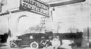 Vista de El Louvre la zapatería y peletería de Soto y Vicente en la Habana (Ca. 1919).