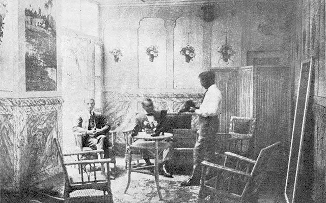 Salón de pruebas en la zapatería El Louvre de la Habana (Ca. 1919).