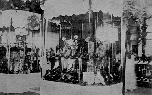 Elegantes vitrinas de la zapatería El Louvre en la Habana (Ca. 1919).