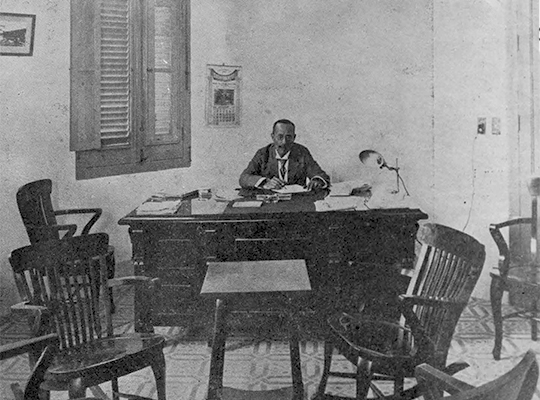 Eudaldo Geli en su despacho (Ca. 1919).