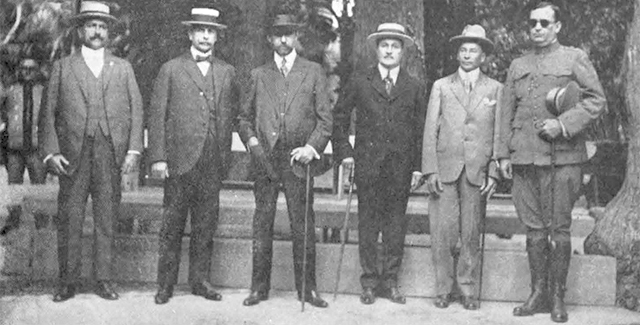 Los que fueron jefes de la Policía de la Habana. De izq. a der. Martínez Lufriú, Sánchez Agramonte, Presidente Menocal, Ch. Aguirre, M. Piedra y Julio Sanguily.