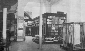 Vista interior y vitrinas de la famosa tienda La Francia en la Habana (Ca. 1919).