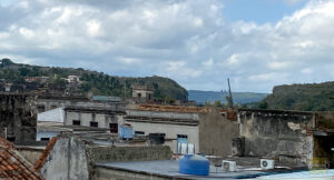 Abra del Yumurí del que la leyenda de la India Encantada cuenta el origen. Vista desde la Plaza de la Vigía en Matanzas (Feb. 2025).