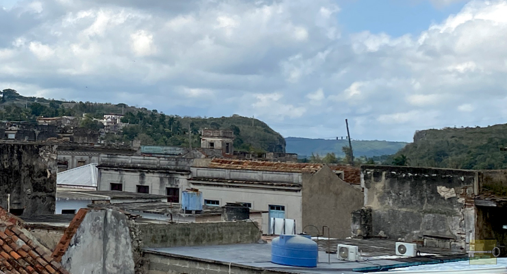 Abra del Yumurí del que la leyenda de la India Encantada cuenta el origen. Vista desde la Plaza de la Vigía en Matanzas (Feb. 2025).