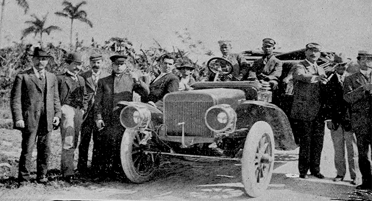 Desde la Habana a Pinar del Río en automóvil. Excursionistas que acompañaron al señor Eduardo P. Mahony durante un alto en Candelaria (Ca. 1910)