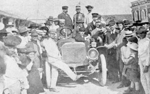 Desde la Habana a Pinar del Río en automóvil. Alto en Consolación del Sur (Fotografía de Santa Coloma Ca. 1910)