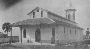 Central Manatí - Vista exterior del edificio de la capilla católica (Ca. 1918).