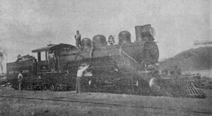 Central Manatí - Vista de una de las locomotoras al servicio del ingenio (Ca. 1918).