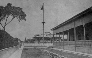 Puesto de la Guardia Rural y al fondo la casa vivienda del administrador del Central Manatí (Ca. 1918).