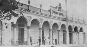 Vista en Manzanillo del edificio donde estuvo instalada la Compañía Licorera de Manzanillo (Ca. 1910).