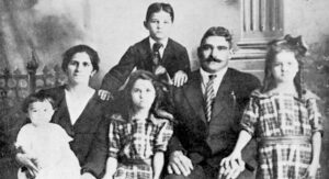 Finca Las Delicias. Mateo Sánchez dueño de la finca acompañado de su esposa Josefa Alonso y sus cuatro hijos (Ca. 1922).