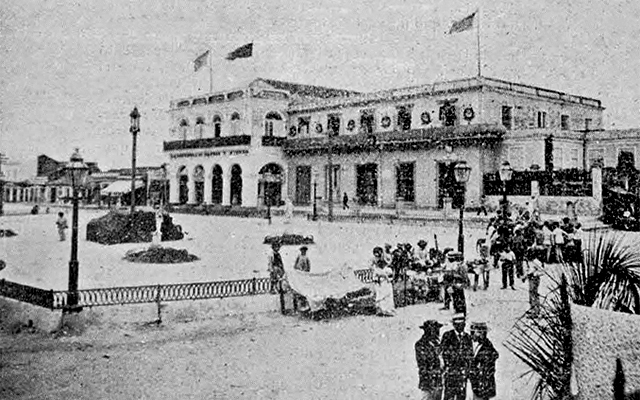 Guanabacoa. Plaza de recreo, casa ayuntamiento y casino español (Ca. 1894)