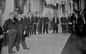 José Miguel Gómez presidente de la república de Cuba en compañía del secretario de instruccion pública y bellas artes Lcdo. Mario García Kohly recibiendo a los maestros públicos premiados en el salón rojo de palacio (Santa Coloma, 10 de octubre 1910).