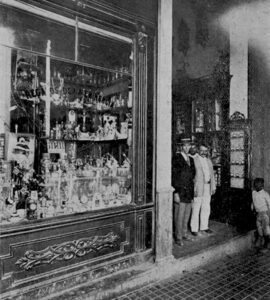 Vitrina exterior donde se exhibían los artículos de la casa de regalos La Eminencia en la Habana (Ca. 1914).