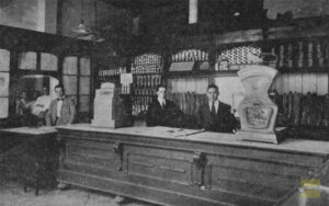Vista interior del almacén de víveres y panadería La Estrella en la Habana (Ca. 1921).