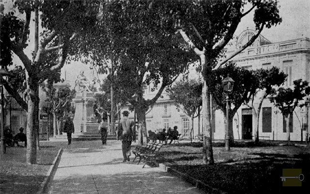 Parque de San Juan de Dios en cuyo centro se levanta la estatua de Cervantes. Habana (Ca. 1910).