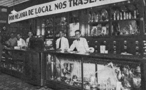 Interior del departamento de ventas de la Casa Ribis, Habana (Ca. 1929).