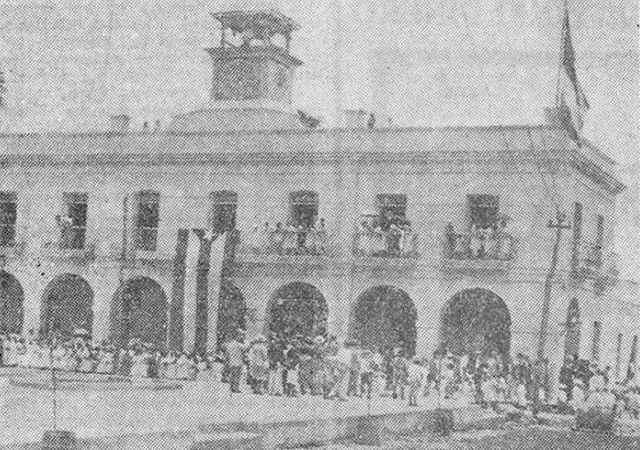 Vista del edificio del Ayuntamiento de Bolondrón en un día de fiesta (Ca. 1916)