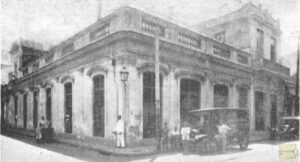Vista exterior del edificio que ocupaba el tren de lavado La Nueva Palma de Benigno Figueroa en la Habana (Ca. 1922).