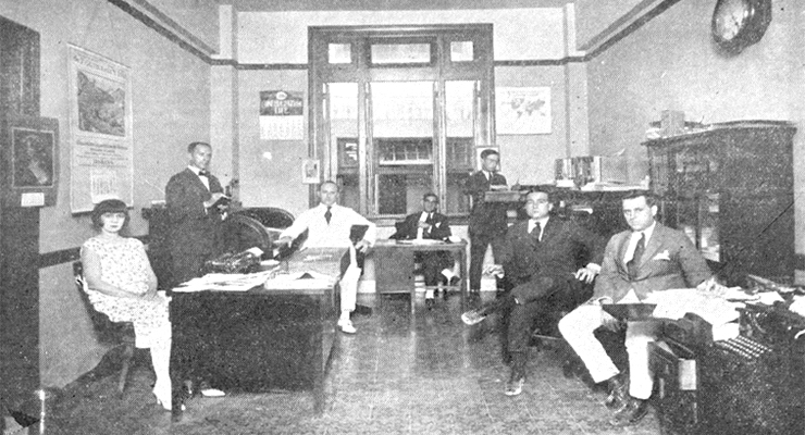 Agencia Mercantil Nacional Cubana. Jacinto Campillo en el departamento de dirección rodeado de jefes y empleados (Ca. 1925).
