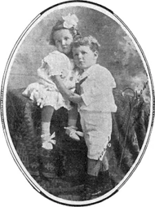 Amparo y Alejandro, hijos de Amparo Suero Balbín y Acisclo del Valle (Ca. 1913).