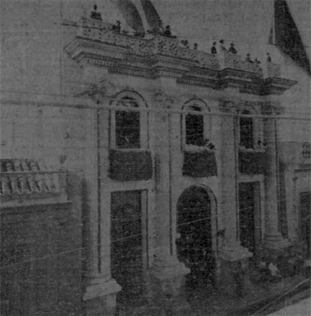 Acto de izar las banderas cubana y española durante la inauguración del edificio del Casino Español de Regla (Dic. 1915).