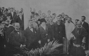 Obispo de la Habana Ilmo. Pedro Ladislao González y Estrada; Ministro de España, Alfredo Mariátegui Carratalá y su esposa Angela Fábrega con la directiva del Casino Español de Regla en la ceremonia de la bendición de su nuevo edificio.