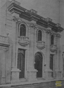 Vista exterior del nuevo edificio en que se instaló el Casino Español de Regla en 1915.