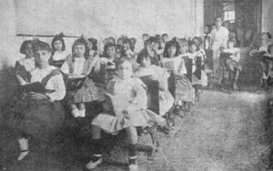 Alumnas en el aula número uno del Colegio Esther (Ca. 1918).