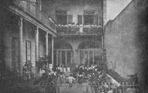 Alumnos en el patio del Colegio Esther durante el recreo (Ca. 1918).