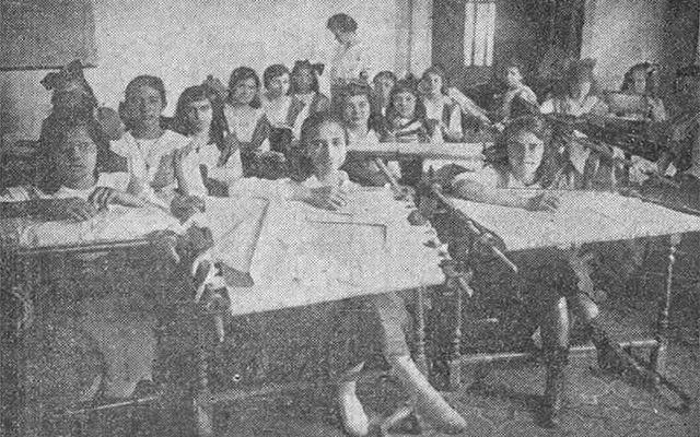 Alumnos en el aula de bordado y labores del Colegio Esther (Ca. 1918).
