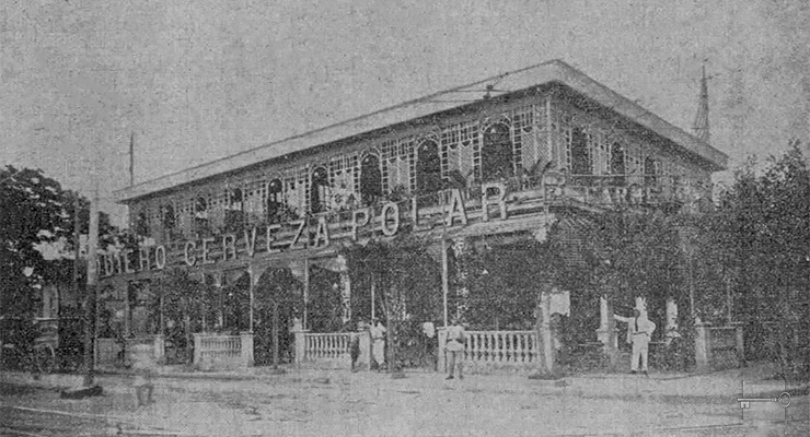 Vista del edificio que ocupaba el café restaurante El Carmelo en la calle 9 esquina a 18 en el Vedado, Habana (Ca. 1918).