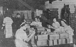 Taller de empaquetado de cajetillas de la fábrica de tabacos Flor de Tomás Gutiérrez (Ca. 1918)