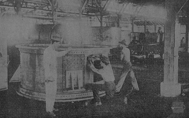 Manuel Galdo y Co. Operarios trabajando en una caldera (Ca. 1918).