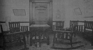 Aspecto de la oficina de los corredores Mora y Menéndez en la Manzana de Gómez, Habana (Ca. 1918)