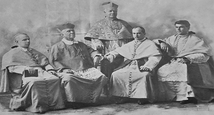 Prelados consagrantes y consagrados el 28 de octubre 1903:  De pie el Cardenal Chapelle. Sentados de izq. a der. Orúe, Barnada, Pedro González Estrada y Broderick.