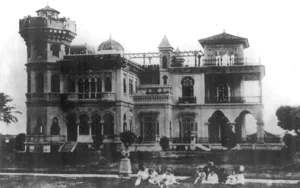 Familia de Acisclo del Valle y vista lateral de su chalet en Punta Gorda, Cienfuegos (Ca. 1919).
