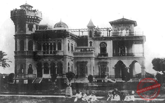Familia de Acisclo del Valle y vista lateral de su chalet en Punta Gorda, Cienfuegos (Ca. 1919).