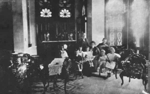 Acisclo del Valle con su señora Amparo Suero Rodríguez y sus hijos en su residencia de Punta Gorda, Cienfuegos (Ca. 1919).