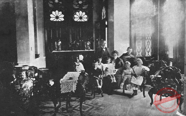 Acisclo del Valle con su señora Amparo Suero Rodríguez y sus hijos en su residencia de Punta Gorda, Cienfuegos (Ca. 1919).