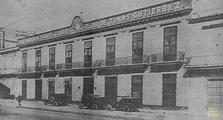 Fachada del edificio de la fábrica de tabacos Flor de Tomás Gutiérrez por la calle Dragones, Habana (Ca. 1918).