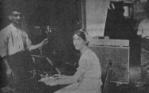 Obrera sirviendo una máquina de elaborar cajetillas en la fábrica de tabacos Flor de Tomás Gutiérrez (Ca. 1918)