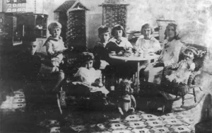 Grupo de los hijos de los esposos Suero del Valle en el salón de recreos infantiles. Punta Gorda, Cienfuegos (Ca. 1919).