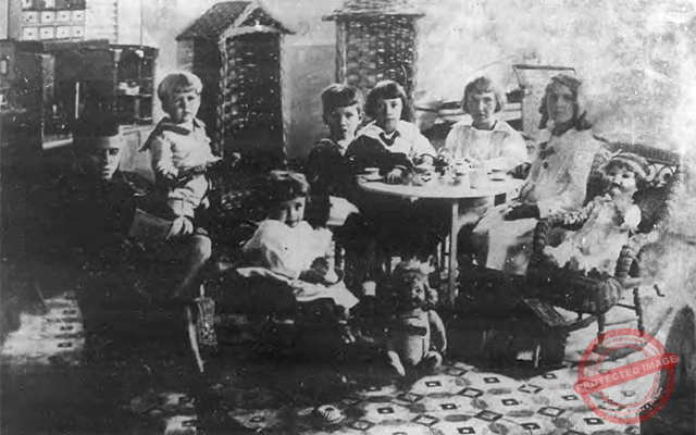 Grupo de los hijos de los esposos Suero del Valle en el salón de recreos infantiles. Punta Gorda, Cienfuegos (Ca. 1919).
