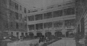 Hotel Almendares. Vista del patio central, habilitado como salón de baile, que ostenta una fuente luminosa (Ca. 1921).