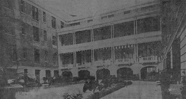 Hotel Almendares. Vista del patio central, habilitado como salón de baile, que ostenta una fuente luminosa (Ca. 1921).