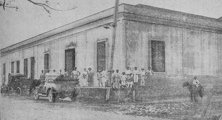 La Bayamesa. Edificio que ocupaba la fábrica de dulces y conservas del país en Manzanillo, Cuba (Ca. 1918).