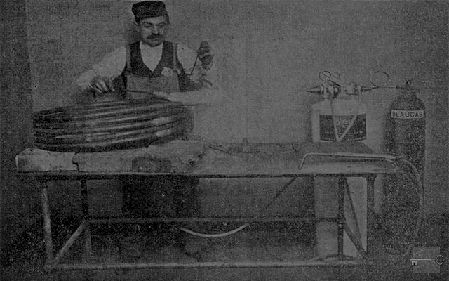 Matanzas Blaugas Company soldando una serpentina (Ca. 1918).