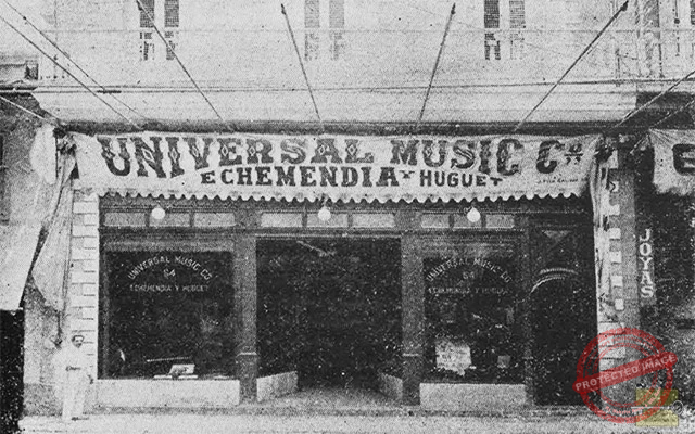 Universal Music Co. de Echemendía y Huguet vista exterior de la tienda en Neptuno, Habana (Ca. 1913).